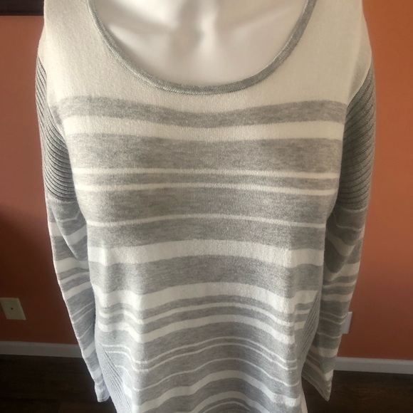 BY ARTISAN white and gray striped pullover sweater - Picture 3 of 9
